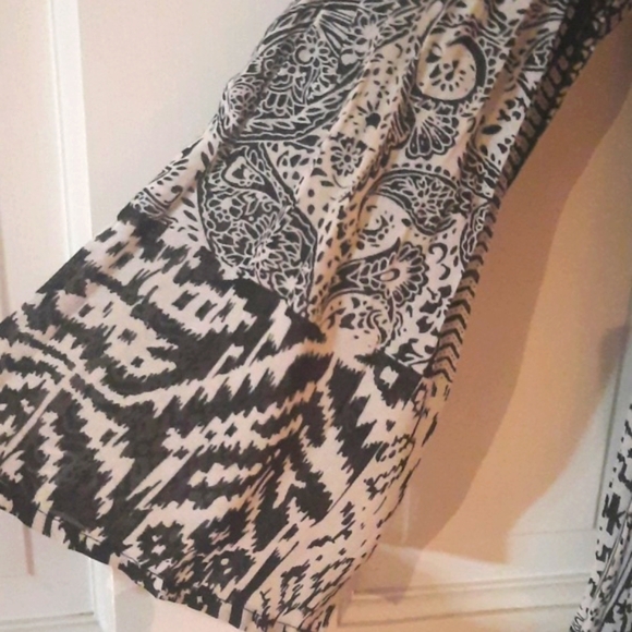 Nue Options Black and White Patterned Blouse - Size Medium - Picture 3 of 5